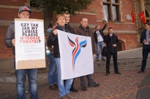 Na pikiecie pod Radą Miasta Gdańska pojawili się działacze Kongresu Nowej Prawicy