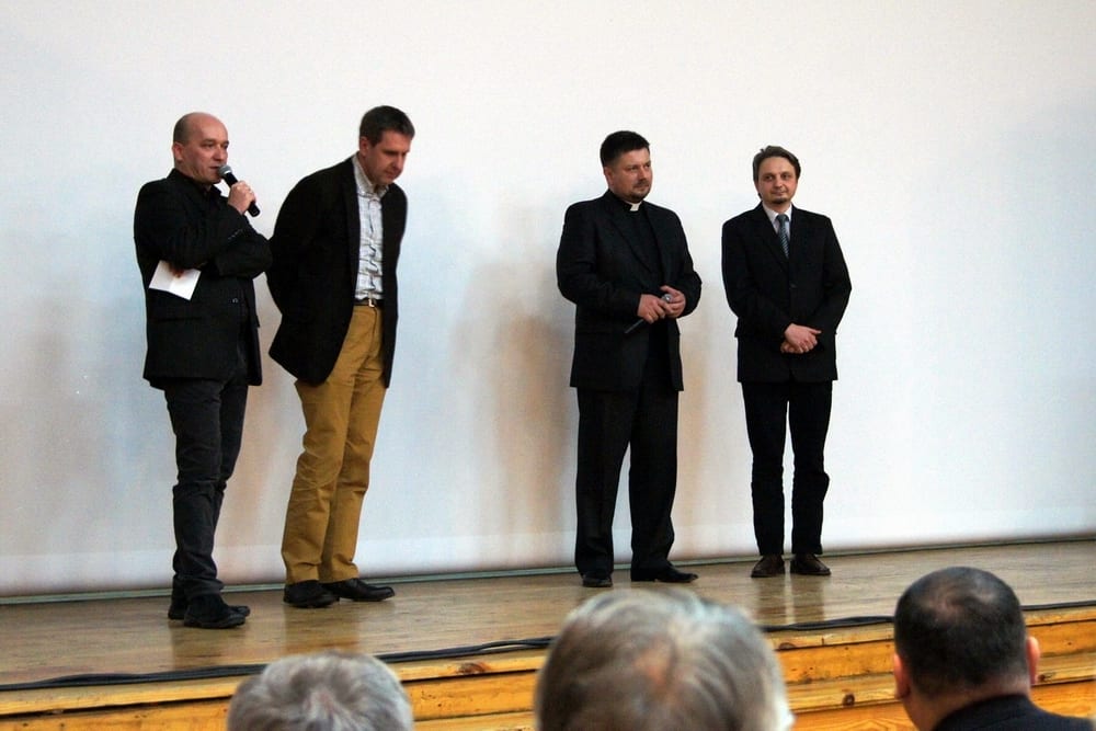 Twórcy filmu. Od lewej reżyserzy: Bogdan Wasztyl i Mirosław Krzyszkowski, ks. Mirosław Wądrzyk i Janusz Hałat (Grupa Teatralna "Czwarta Ściana").