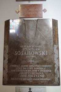 Tablica upamiętniająca Stanisława Sosabowskiego w Kościele św. Stanisława Kostki w Warszawie 398px-Tablica_upamiętniająca_Stanisława_Sosabowskiego_w_Kościele_św._Stanisława_Kostki_w_Warszawie