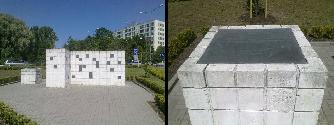 Nieopodal kamienicy stoi pomnik upamiętniający Żydów zabitych 4 lipca 1946 r. 