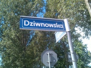 Nazwy ulic odnoszących się do PRL zostały szybko zmienione na informujące o tym, do jakiej miejscowości prowadzi droga