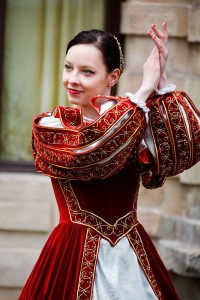 Kobieta w średniowiecznym stroju. Fot. pixabay.com