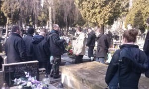 Podczas sprzątania opowiadano historię postaci, która została pochowana w danym grobie. Fot. Dawid Florczak/wMeritum.pl