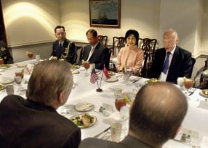Lee Kwan Yew podczas rozmów z przedstawicielstwem USA - fot. Wikimedia Commons