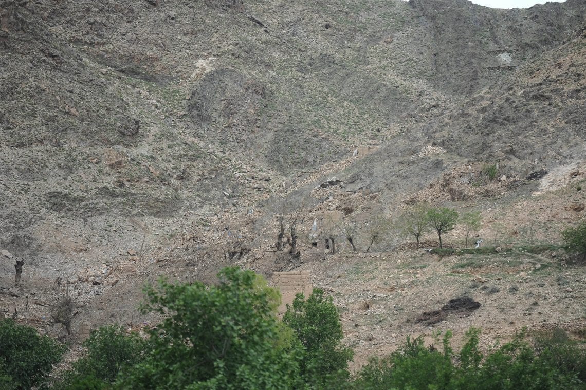 epa05923588 A view of the area where US forces dropped GBU-43 bomb for the first time against caves used by Islamic State (IS) in eastern Afghanistan's Nangahar province, Afghanistan, 23 April 2017. The MOAB is a precision-guided munition weighing 21,500 pounds. It is the largest non-nuclear conventional weapon in existence.  EPA/GHULAMULLAH HABIBI  Dostawca: PAP/EPA.