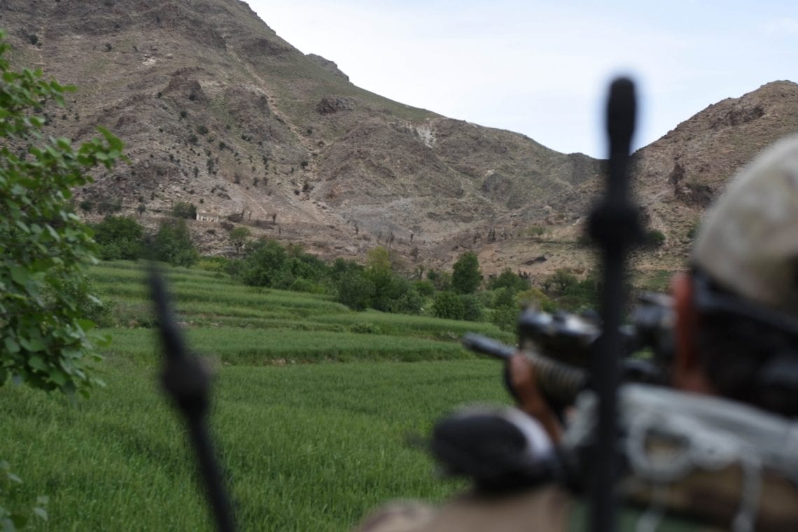epa05923590 Afghan soldier patrols the area where US forces dropped GBU-43 bomb for the first time against caves used by Islamic State (IS) in eastern Afghanistan's Nangahar province, Afghanistan, 23 April 2017. The MOAB is a precision-guided munition weighing 21,500 pounds. It is the largest non-nuclear conventional weapon in existence.  EPA/GHULAMULLAH HABIBI  Dostawca: PAP/EPA.