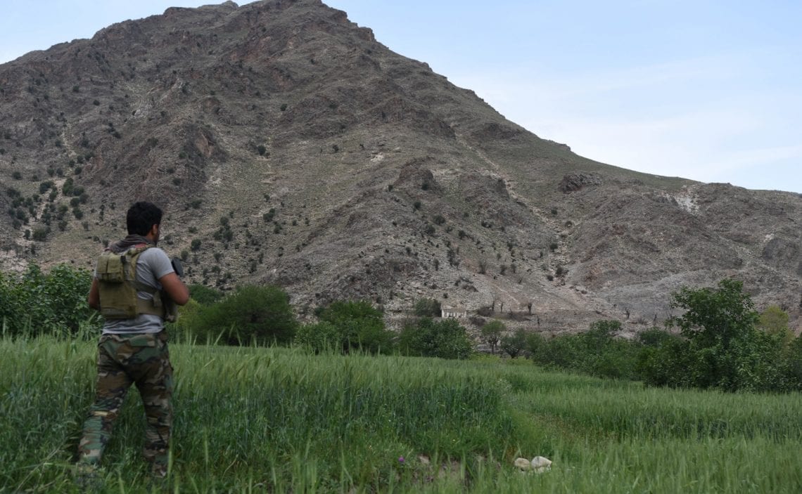epa05923593 Afghan soldier patrols the area where US forces dropped GBU-43 bomb for the first time against caves used by Islamic State (IS) in eastern Afghanistan's Nangahar province, Afghanistan, 23 April 2017. The MOAB is a precision-guided munition weighing 21,500 pounds. It is the largest non-nuclear conventional weapon in existence.  EPA/GHULAMULLAH HABIBI  Dostawca: PAP/EPA.