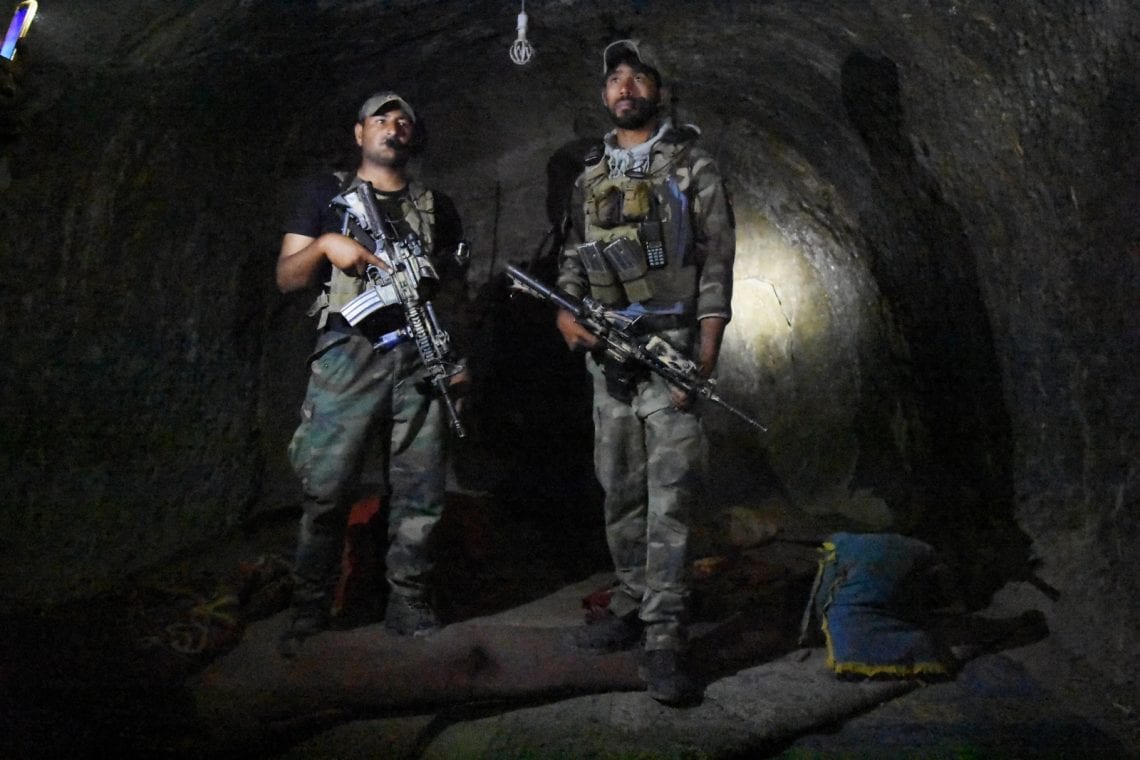 epa05923595 Afghan soldiers surveys an underground hideout of IS militants during an operation in Achin district of Nangarhar province, Afghanistan, 23 April 2017. Afghan forces are engaged in an operation against the IS militants active in Nangarhar province.  EPA/GHULAMULLAH HABIBI  Dostawca: PAP/EPA.