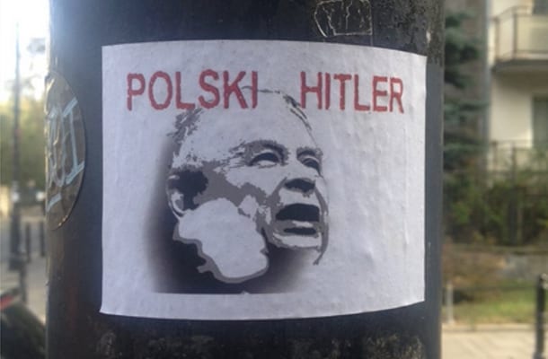 Skandaliczne plakaty koło Sejmu. "Polski Hitler" | wMeritum.pl