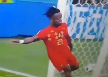 Kuriozalna sytuacja podczas meczu Anglia-Belgia. Michy Batshuayi chciał wbić piłkę do bramki, a trafił… w swoją głowę [WIDEO]
