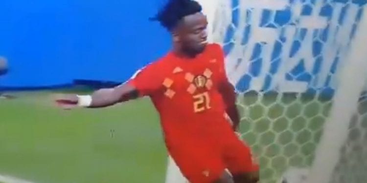 Kuriozalna sytuacja podczas meczu Anglia-Belgia. Michy Batshuayi chciał wbić piłkę do bramki, a trafił… w swoją głowę [WIDEO]