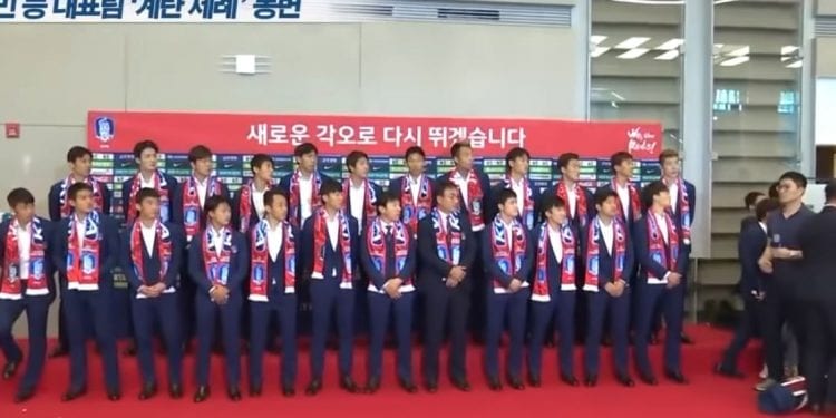 Polskich piłkarzy witali kibice, a koreańskich… jajka. Niemiłe przyjęcie po powrocie z mundialu [WIDEO]