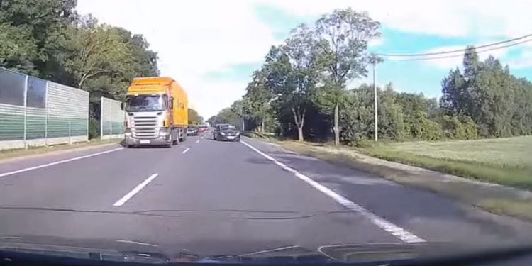 Kobieta wyprzedzała sznur samochodów i jechała na czołówkę. Policji powiedziała, że… nie czuje się winna [WIDEO]