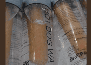 Mężczyzna sprzedawał wodę po parówkach. Zarobił 2,5 tys. dolarów [FOTO]