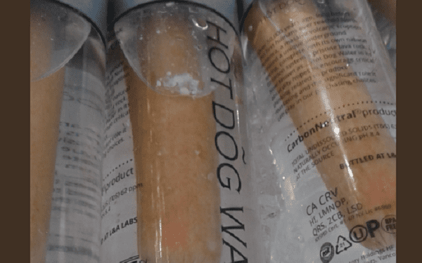 Mężczyzna sprzedawał wodę po parówkach. Zarobił 2,5 tys. dolarów [FOTO]