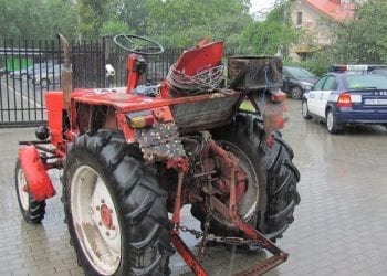 Stalowa Wola: Wjechał do Tesco traktorem. Potem siekierą porąbał witrynę [WIDEO]