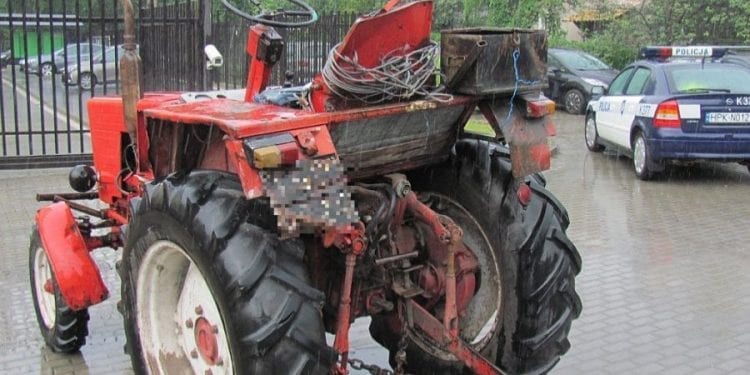 Stalowa Wola: Wjechał do Tesco traktorem. Potem siekierą porąbał witrynę [WIDEO]