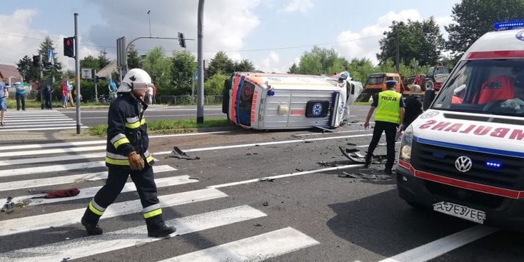 Tragiczny wypadek koło Bolesławia. W zderzeniu brała udział karetka