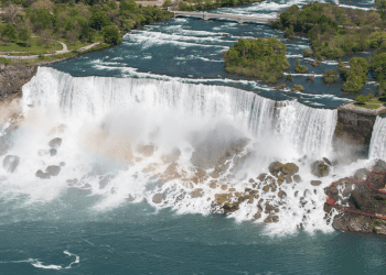 To będzie niesamowity widok! Już dziś Niagara zaświeci się na biało-czerwono