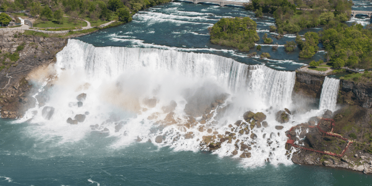 To będzie niesamowity widok! Już dziś Niagara zaświeci się na biało-czerwono