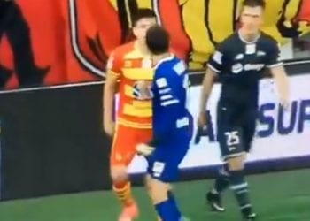 Kibice śmieją się z bramkarza Lechii Gdańsk. Jego symulka była wyjątkowo kuriozalna [WIDEO]