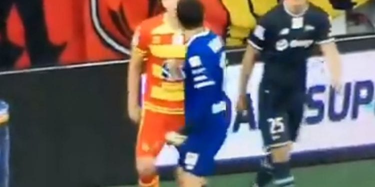 Kibice śmieją się z bramkarza Lechii Gdańsk. Jego symulka była wyjątkowo kuriozalna [WIDEO]