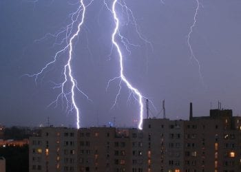 3 tys. gospodarstw bez prądu. IMGW wydał ostrzeżenia dla dziesięciu województw [FOTO+WIDEO]