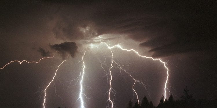 Przed nami deszczowe dni i ochłodzenie. IMGW ostrzega przed burzami na terenie 11 województw