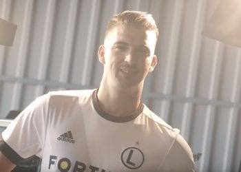 Legia publikuje fotografię z sesji zdjęciowej Carlitosa. Przy okazji zaczepia Wisłę Kraków. „Wjechała gwiazda”