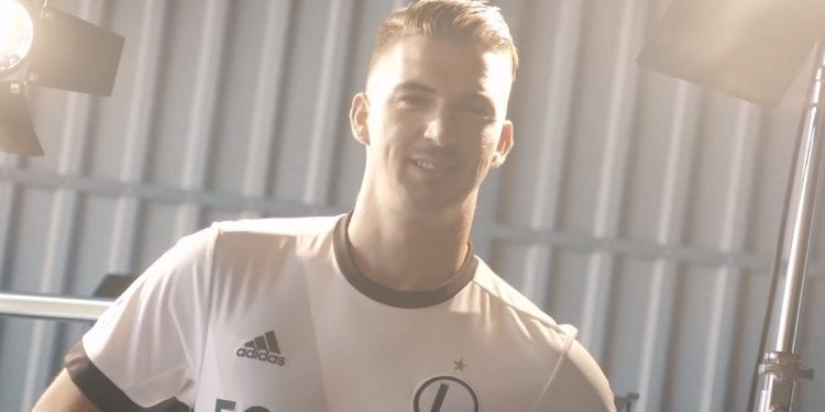 Legia publikuje fotografię z sesji zdjęciowej Carlitosa. Przy okazji zaczepia Wisłę Kraków. „Wjechała gwiazda”