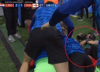 Chorwaccy piłkarze po strzelonym golu… powalili na ziemię fotoreportera. Zdjęcia, które wykonał leżąc na ziemi podbijają sieć! [WIDEO]