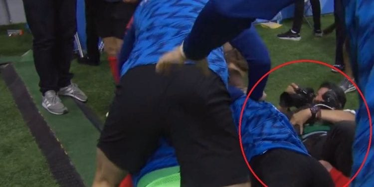 Chorwaccy piłkarze po strzelonym golu… powalili na ziemię fotoreportera. Zdjęcia, które wykonał leżąc na ziemi podbijają sieć! [WIDEO]