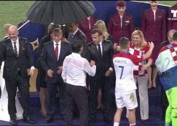 Obrazki z ceremonii dekoracji po finale MŚ wywołały oburzenie. Tylko Putin chroniony parasolem podczas ulewy? [FOTO]
