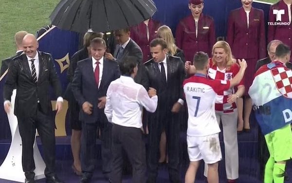 Obrazki z ceremonii dekoracji po finale MŚ wywołały oburzenie. Tylko Putin chroniony parasolem podczas ulewy? [FOTO]