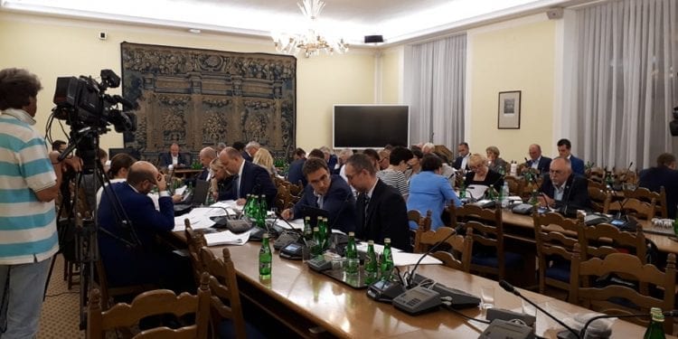 Janusz Sanocki na posiedzeniu komisji sejmowej: „Kropiwnicki, chcesz po łbie? Łysym?”