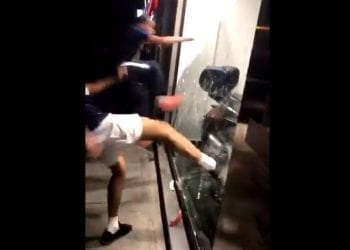 Francja: zamieszki po finale MŚ, wojenny krajobraz. Świat obiegły filmy, na których chuligani przewracają samochód i plądrują sklep [WIDEO]