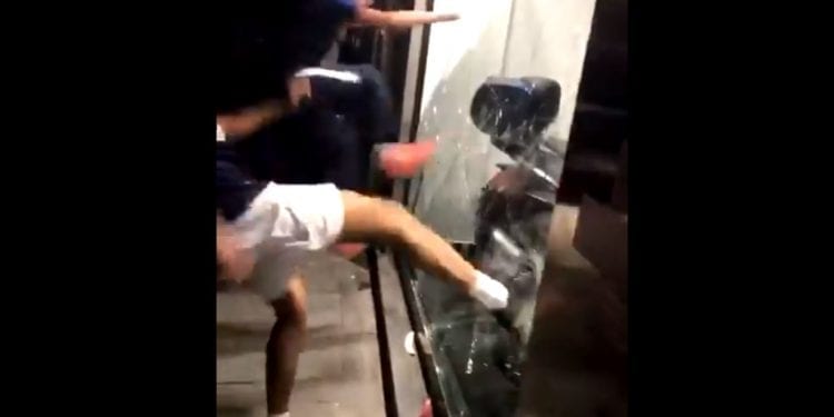 Francja: zamieszki po finale MŚ, wojenny krajobraz. Świat obiegły filmy, na których chuligani przewracają samochód i plądrują sklep [WIDEO]