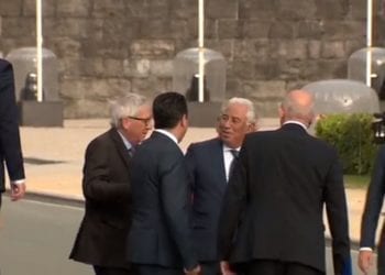 Szczyt NATO: Jean Claude-Juncker nie mógł zejść po schodach. Sprowadzali go dwaj prezydenci [WIDEO]