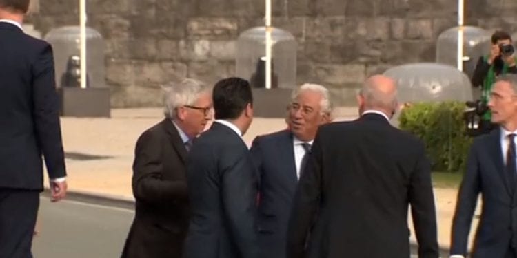 Szczyt NATO: Jean Claude-Juncker nie mógł zejść po schodach. Sprowadzali go dwaj prezydenci [WIDEO]