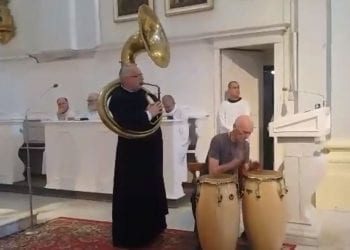 Niesamowita sytuacja podczas Mszy Świętej za duszę Kory. W pewnym momencie ksiądz zagrał utwór piosenkarki! [WIDEO]