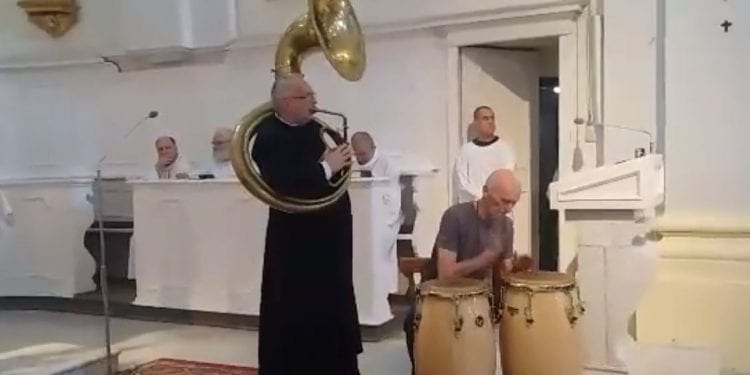 Niesamowita sytuacja podczas Mszy Świętej za duszę Kory. W pewnym momencie ksiądz zagrał utwór piosenkarki! [WIDEO]