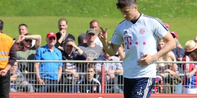 Robert Lewandowski pokazał zdjęcie z nietypowego treningu. Nie kopie piłki, ani nie podnosi ciężarów [FOTO]