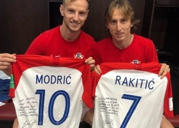 To się nazywa przyjaźń! Rakitić i Modrić wymienili się koszulkami z osobistą dedykacją [FOTO]