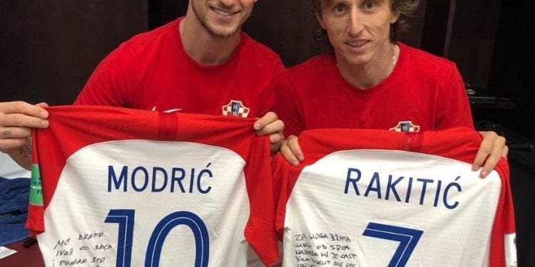 To się nazywa przyjaźń! Rakitić i Modrić wymienili się koszulkami z osobistą dedykacją [FOTO]