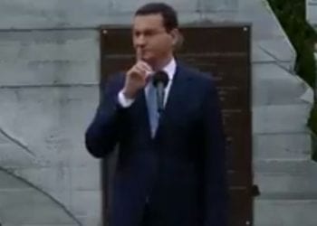 Mateusz Morawiecki wygwizdany przez rolników! Premier nie mógł przemawiać, wykonywał wymowny gest [WIDEO]