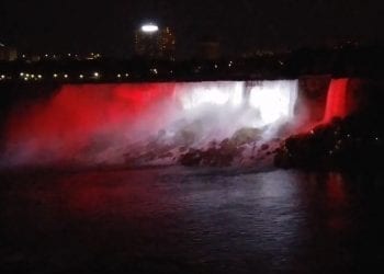 Kapitalny widok! Wodospad Niagara podświetlony na biało-czerwono w hołdzie dla Polski [WIDEO]