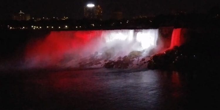 Kapitalny widok! Wodospad Niagara podświetlony na biało-czerwono w hołdzie dla Polski [WIDEO]