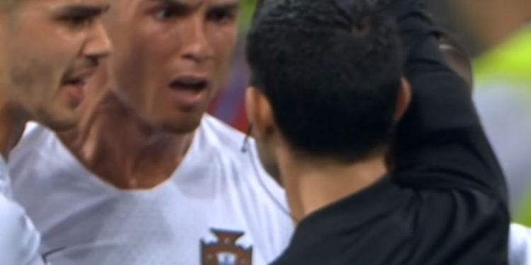 Ronaldo otrzymał żółtą kartkę za obrazę arbitra? Z ruchu ust odczytano, co do sędziego krzyczał Portugalczyk [WIDEO]