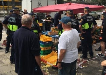 Kuriozalna interwencja Straży Miejskiej. Czereśnie i fasolkę z jednego straganu konfiskowało… kilkunastu funkcjonariuszy [FOTO]