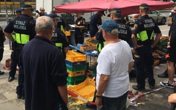 Kuriozalna interwencja Straży Miejskiej. Czereśnie i fasolkę z jednego straganu konfiskowało… kilkunastu funkcjonariuszy [FOTO]
